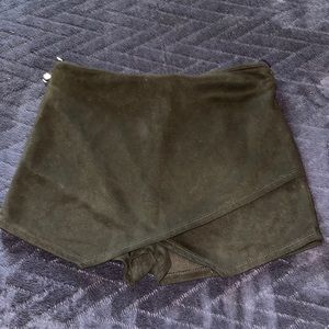 Black skort